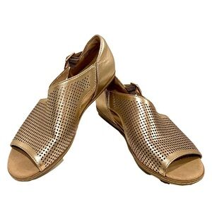 Earth Camella Ballston Closed Back Open Toe Sandal Argon Gold Perforated Size 6